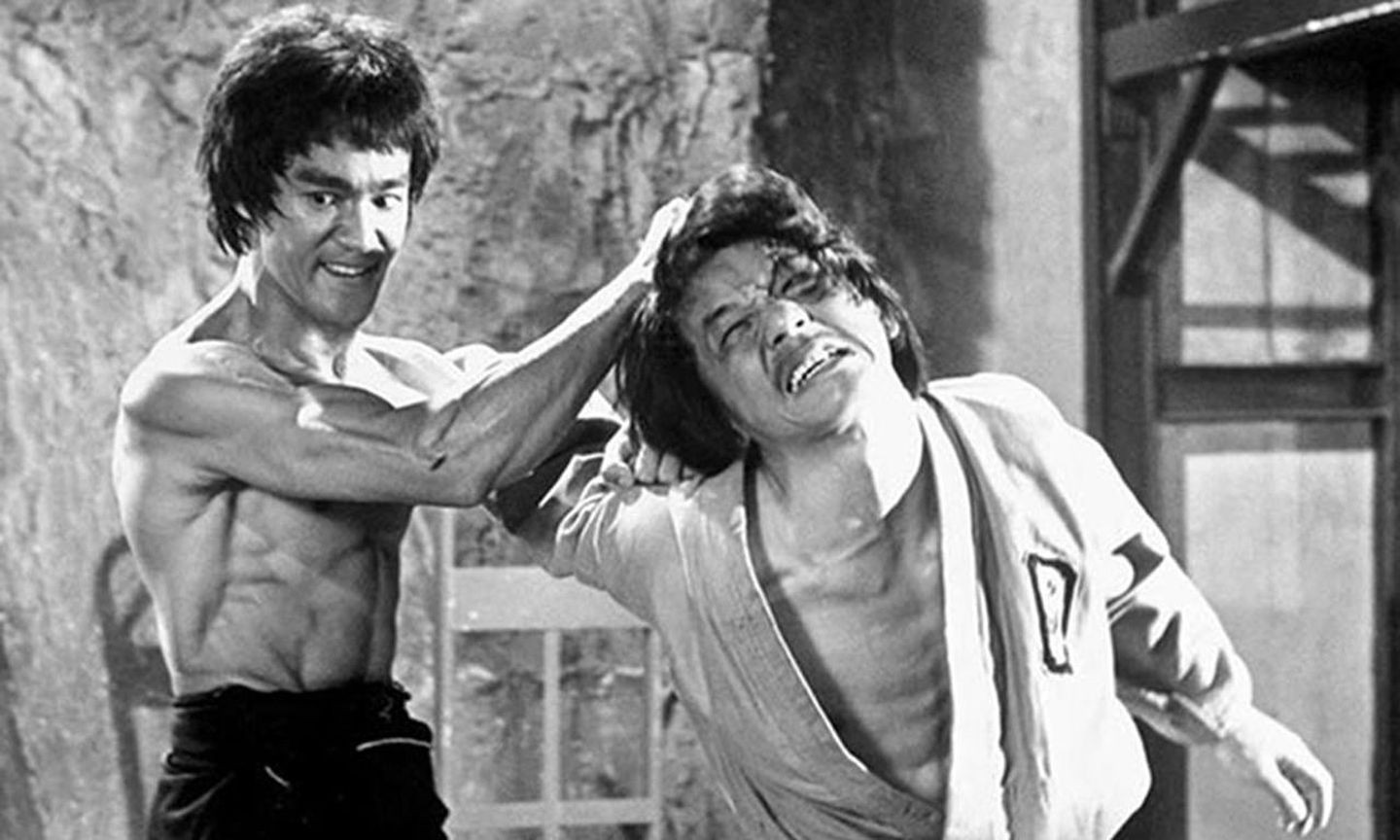 1972年的《龙争虎斗》可以看到尚未走红的成龙被主角李小龙吊打的镜头，当年恐怕没有人会料到这个大鼻子龙虎武师在往后几十年影响了华人影坛。